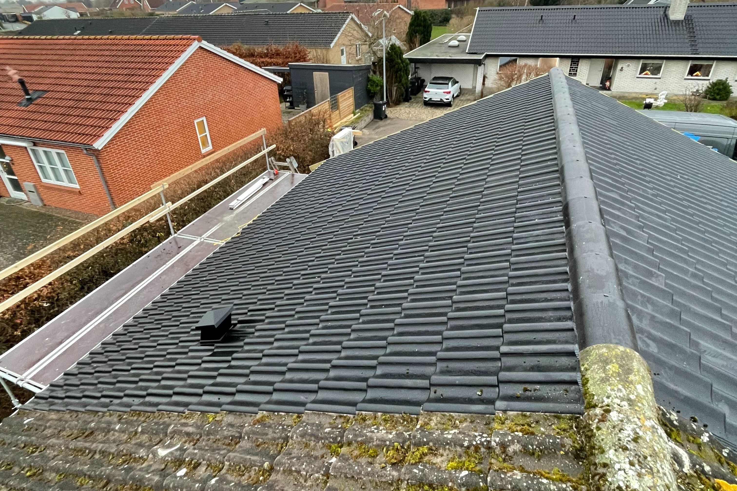 Nyt sort tegltag på etparcelhus i Nordsjælland under renovering.